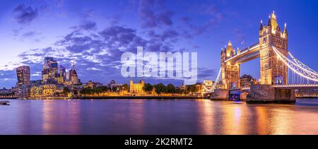 Panoramablick auf die Skyline von london nach Sonnenuntergang Stockfoto