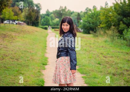 Porträt eines jungen schwarzhaarigen Mädchens im Park Stockfoto