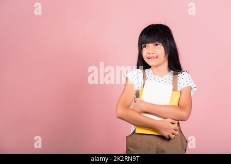 Asiatische kleine Kind 10 Jahre alt halten Buch für die Schule gehen Stockfoto