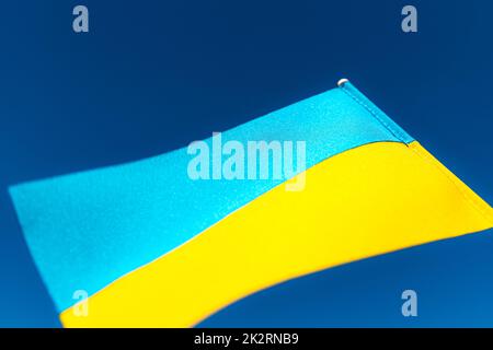 Große zweifarbige gelbblaue ukrainische Staatsflagge, Unabhängigkeits-Verfassungstag Stockfoto