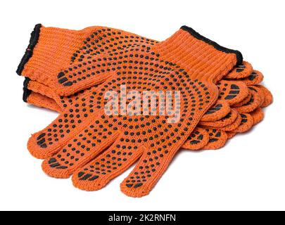 Orangefarbene Textilhandschuhe auf weißem Hintergrund. Schutzkleidung Stockfoto