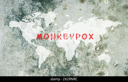Weltkarte, Monkeypox steht auf dem strukturierten Hintergrund, Ausbruch des MPXV-Virus, Ausbreitung von Infektionskrankheiten, Pandemie Stockfoto