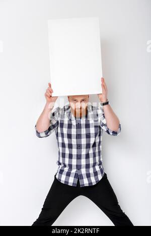Mann mit Bart mit großen weißen Karte. Stockfoto