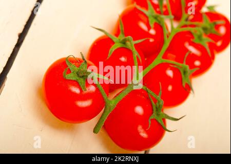 frische Kirschtomaten auf einem cluster Stockfoto