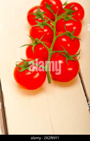 frische Kirschtomaten auf einem cluster Stockfoto