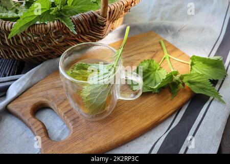 Brennnesseltee. Frische und trockene Brennnessel. Volksheilmittel. Die Quelle der Vitamine Stockfoto