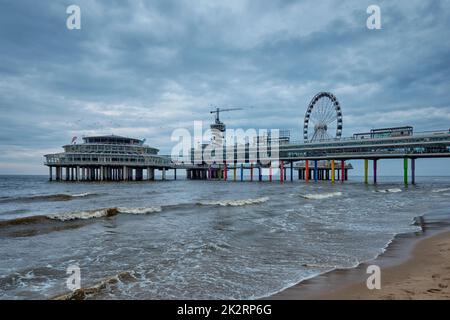 Der Strand am Scheveningen Pier Strandweg in Den Haag mit Riesenrad. Den Haag, Niederlande Stockfoto