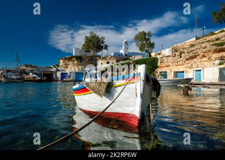 Fischerboote im Hafen in Mandrakia, Insel Milos, Griechenland Stockfoto