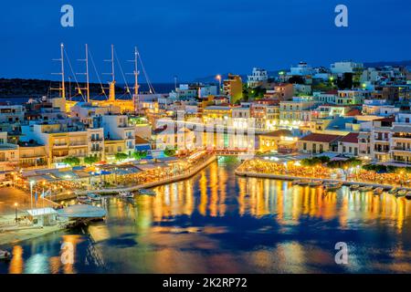 Schöne Stadt Agios Nikolaos bei Nacht. Lasithi Region der Insel Kreta, Griechenland Stockfoto