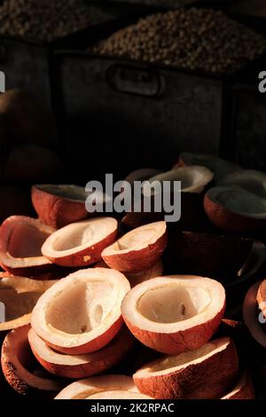 Kokosnüsse in Gemüsemarkt in der Straße von der Sonne in Indien beleuchtet Stockfoto