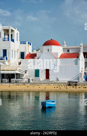 Blaues Fischerboot im Hafen auf Mykonos Insel, Griechenland Stockfoto
