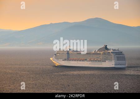 Kreuzfahrtschiff in der Ägäis bei Sonnenuntergang Stockfoto