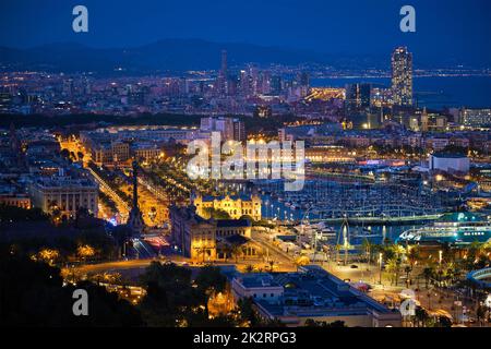 Luftaufnahme der Stadt Barcelona und Hafen mit Yachten Stockfoto