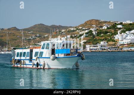 Boot im Hafen von Chora Stadt auf Mykonos Insel, Griechenland Stockfoto