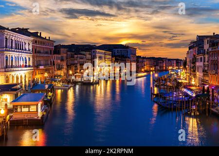 Wunderschöne Nachtbauten im Canale Grande in der Dämmerung, Blick von der Rialtobrücke, Venedig, Italien Stockfoto