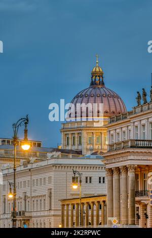 Historische Gebäude am Boulevard unter den Linden in Berlin in der Abenddämmerung Stockfoto