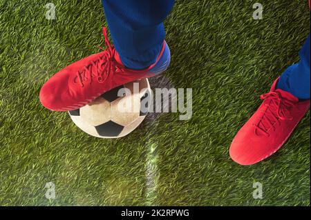 In der Nähe eines Fußball Stürmer bereit zu kickt den Ball im Stadion Stockfoto