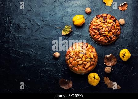 Herbstkuchen mit Quitten Stockfoto