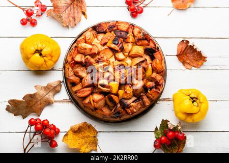 Herbstkuchen mit Quitten Stockfoto