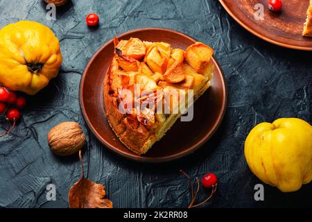 Herbstkuchen mit Quitten Stockfoto