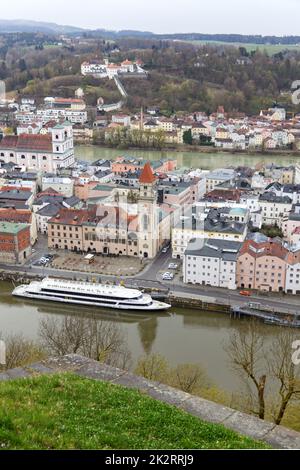 Panoramablick auf die Altstadt von Passau mit einem Flussschiff auf der Donau Stockfoto