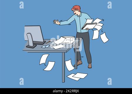 Ungeschickter Angestellter sammelt Papierkram im Büro ein Stockfoto