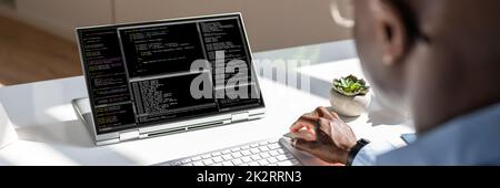 Afroamerikanischer Coder Mit Computer Am Schreibtisch Stockfoto