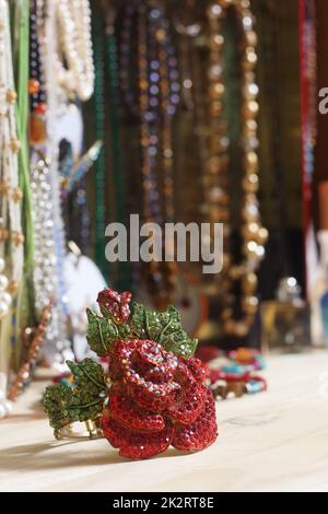 Klassisches Armband mit Rhinestone-Rosen und Schmuckkästchen im Hintergrund Stockfoto