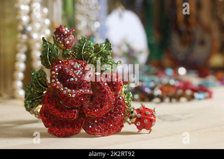 Klassisches Armband mit Rhinestone-Rosen und Schmuckkästchen im Hintergrund Stockfoto