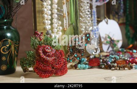 Klassisches Armband mit Rhinestone-Rosen und Schmuckkästchen im Hintergrund Stockfoto