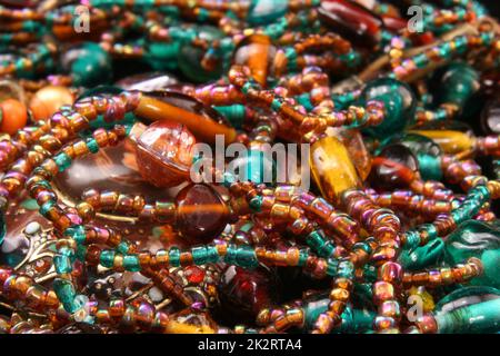 Halsketten und Armbänder auf schwarzem Hintergrund, Nahaufnahme Stockfoto