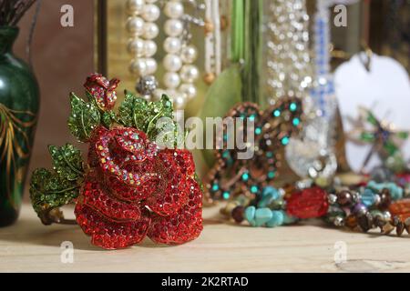 Klassisches Armband mit Rhinestone-Rosen und Schmuckkästchen im Hintergrund Stockfoto