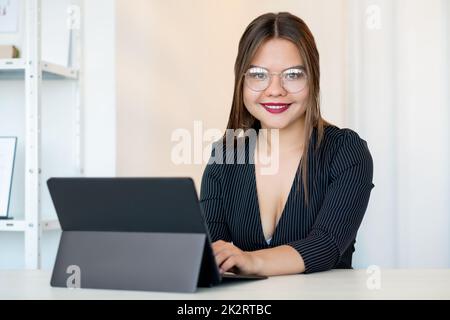 Business-Coaching. Berufliche Karriere. Wachstum der Selbstentwicklung. Fröhliche erfolgreiche selbstbewusste intelligente Frau in Brillen arbeiten aus dem Home Office mit la Stockfoto