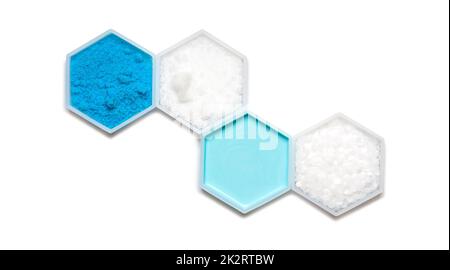 Chemischer Bestandteil in einem sechseckigen, molekularförmigen Behälter. Kupfer (II) Sulfat, Natriumhydroxid-Pellets, Haarspülung und Polyethylen. Stockfoto