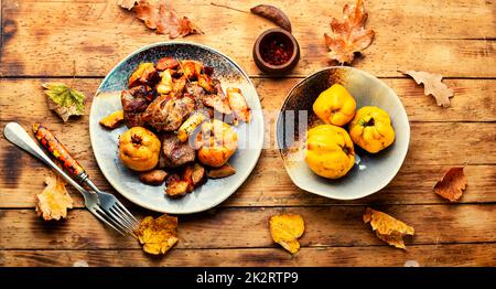 Gebackenes Fleisch mit Quitten Stockfoto