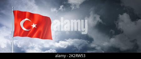 Türkische Flagge auf einem bewölkten Himmel Stockfoto