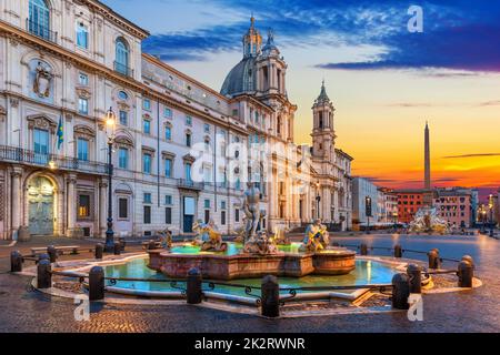 Berühmte Piazza Navona bei Sonnenuntergang mit Gebäuden und Brunnen, Rom, Italien Stockfoto