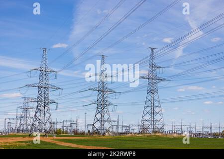 Hochspannungsmasten, Übertragungsleitungen und Verteilerstation Stockfoto