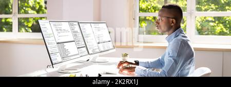 Afroamerikanischer Coder Mit Computer Am Schreibtisch Stockfoto