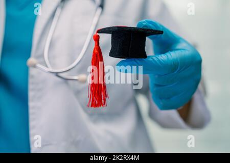 Asiatische Arzt Studie lernen mit Abschluss GAP Hut in Krankenhausstation, clever hell Genie Bildung Medizin Konzept. Stockfoto