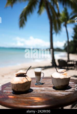 Thailand, 2. September 2022 - Kaffee und Kokosnussgetränke am Strand in Thailand Stockfoto