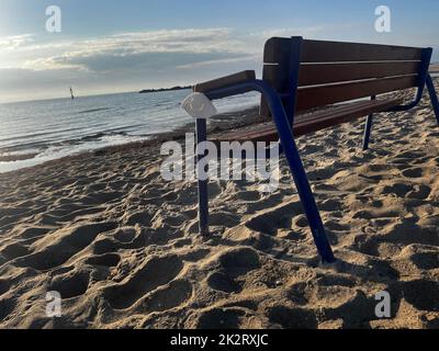 Urlaub in Covid-19-Zeiten mit Maske am Strand Stockfoto