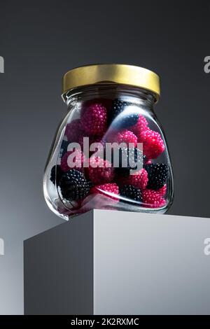 Werbung auf dem Glas mit süßen Brombeeren Stockfoto