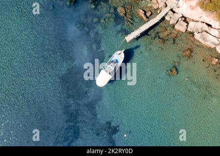 Traditionelles zypriotisches Fischerboot. Avdimou, Limassol District. Ansicht von oben Stockfoto
