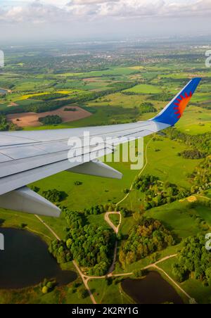 Blick aus dem Fenster auf den Flügel einer Jet 2 Boeing 737 kurz nach dem Start vom Flughafen Manchester in Nordengland Stockfoto