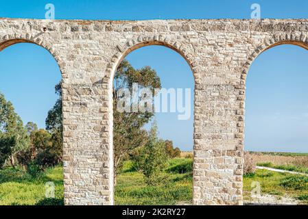 Bögen des Kamares Aquädukts. Larnaca, Zypern Stockfoto