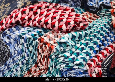 Detaillierte Nahaufnahme von Stoffproben in verschiedenen Farben, die auf einem Stoffmarkt zu finden sind Stockfoto