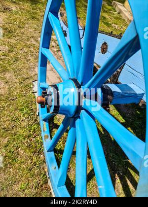 Ein altes, blaues Wagenrad aus Holz. Stockfoto