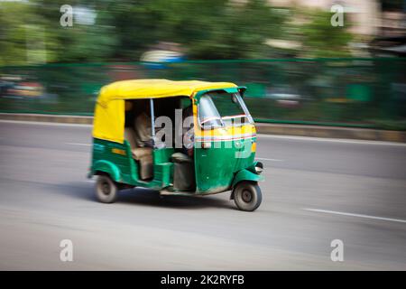 Indische Autorikscha auf der Straße. Delhi, Indien Stockfoto