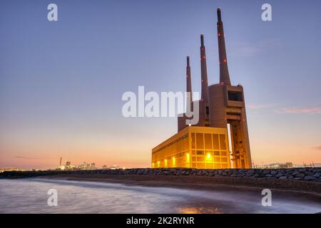 Das stillstehende Thermalkraftwerk in Sant Adria bei Barcelona in der Dämmerung Stockfoto